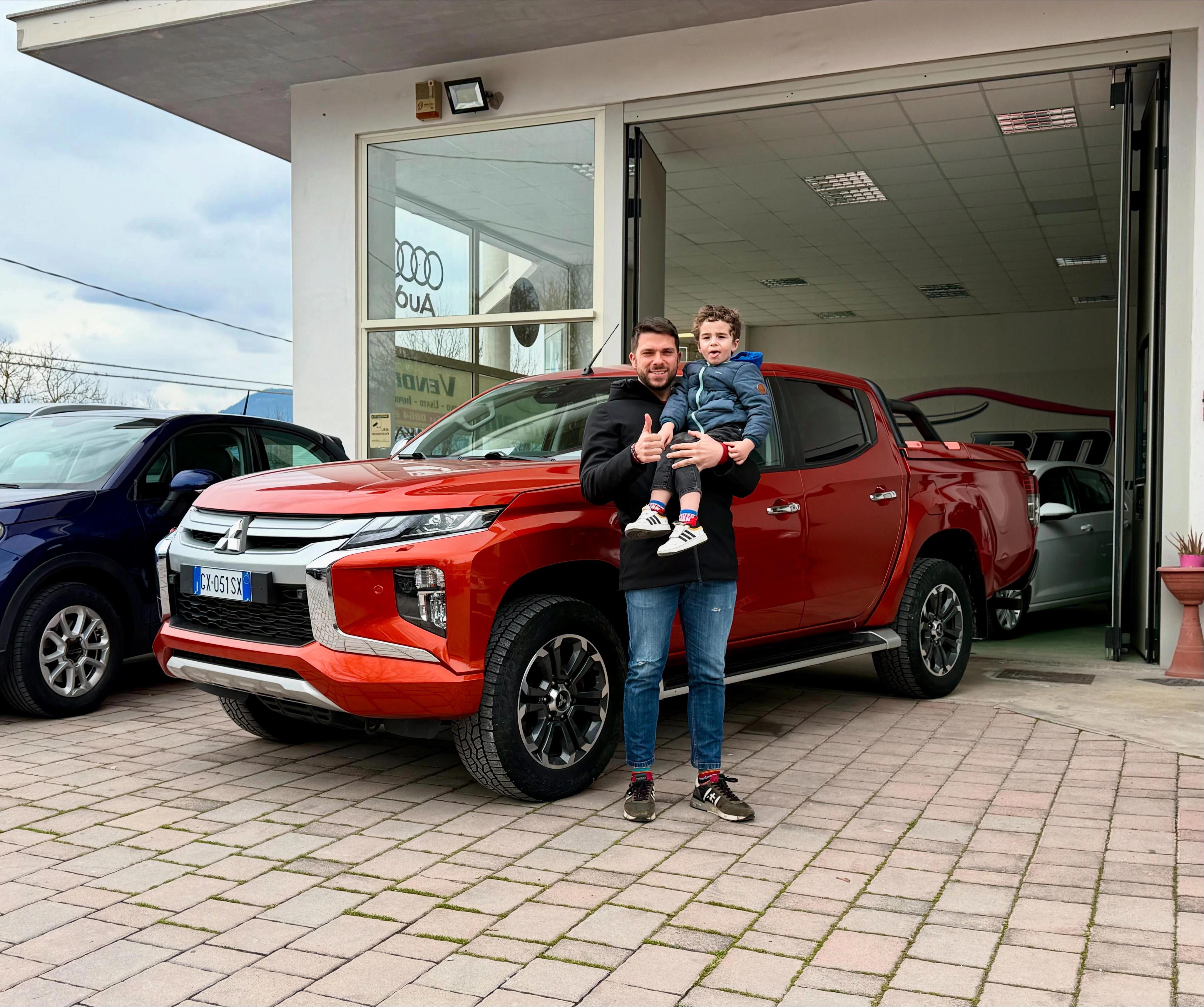 Foto con i clienti di Auto BM