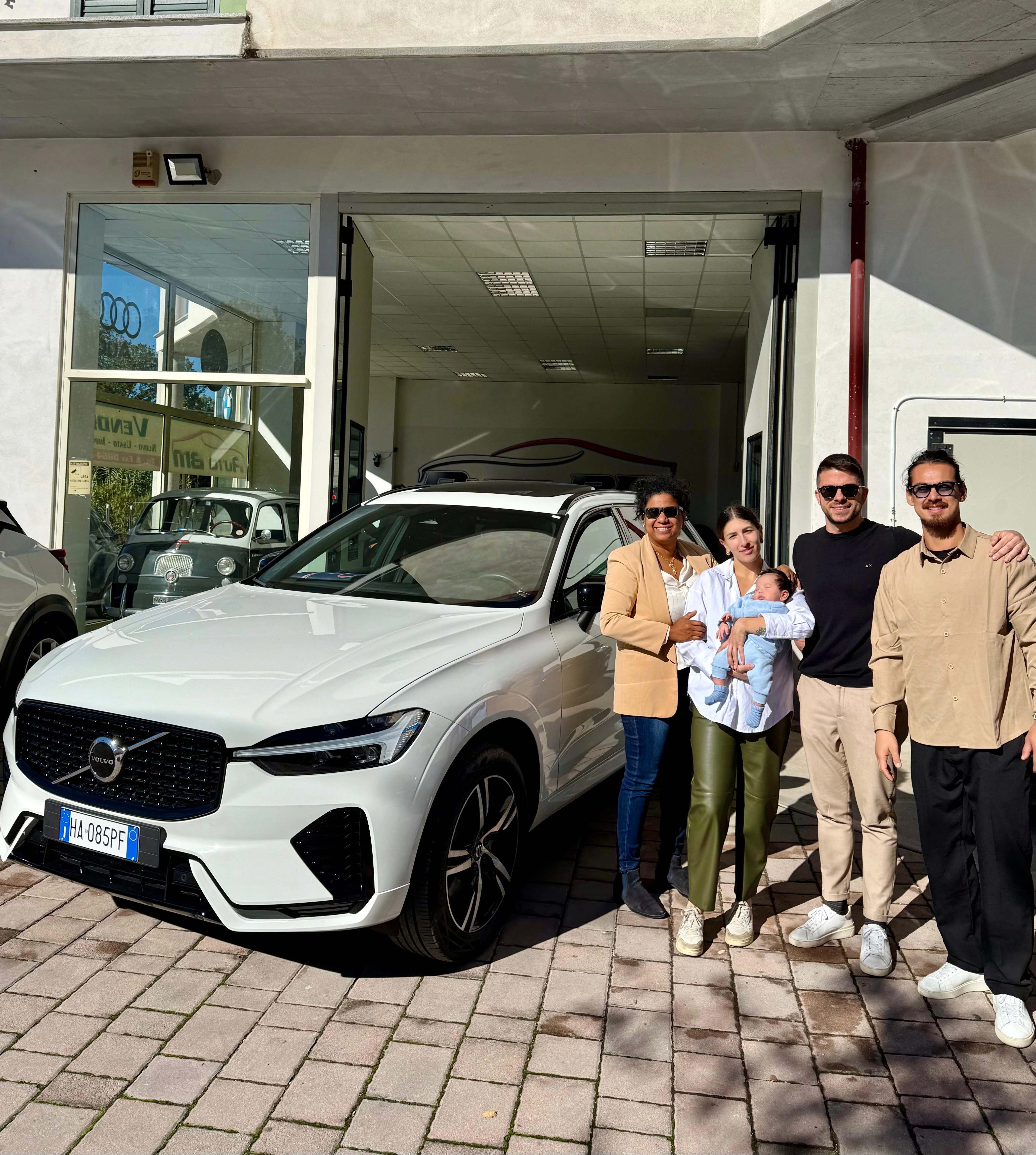 Foto con i clienti di Auto BM