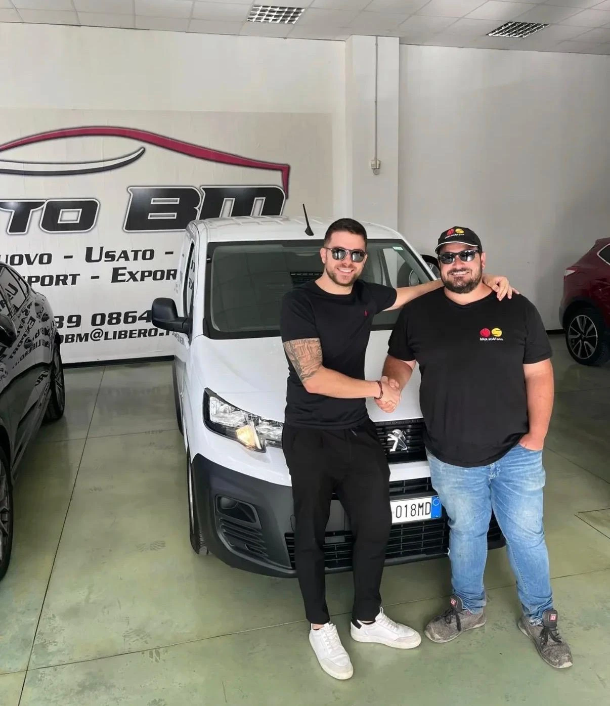 Foto con i clienti di Auto BM