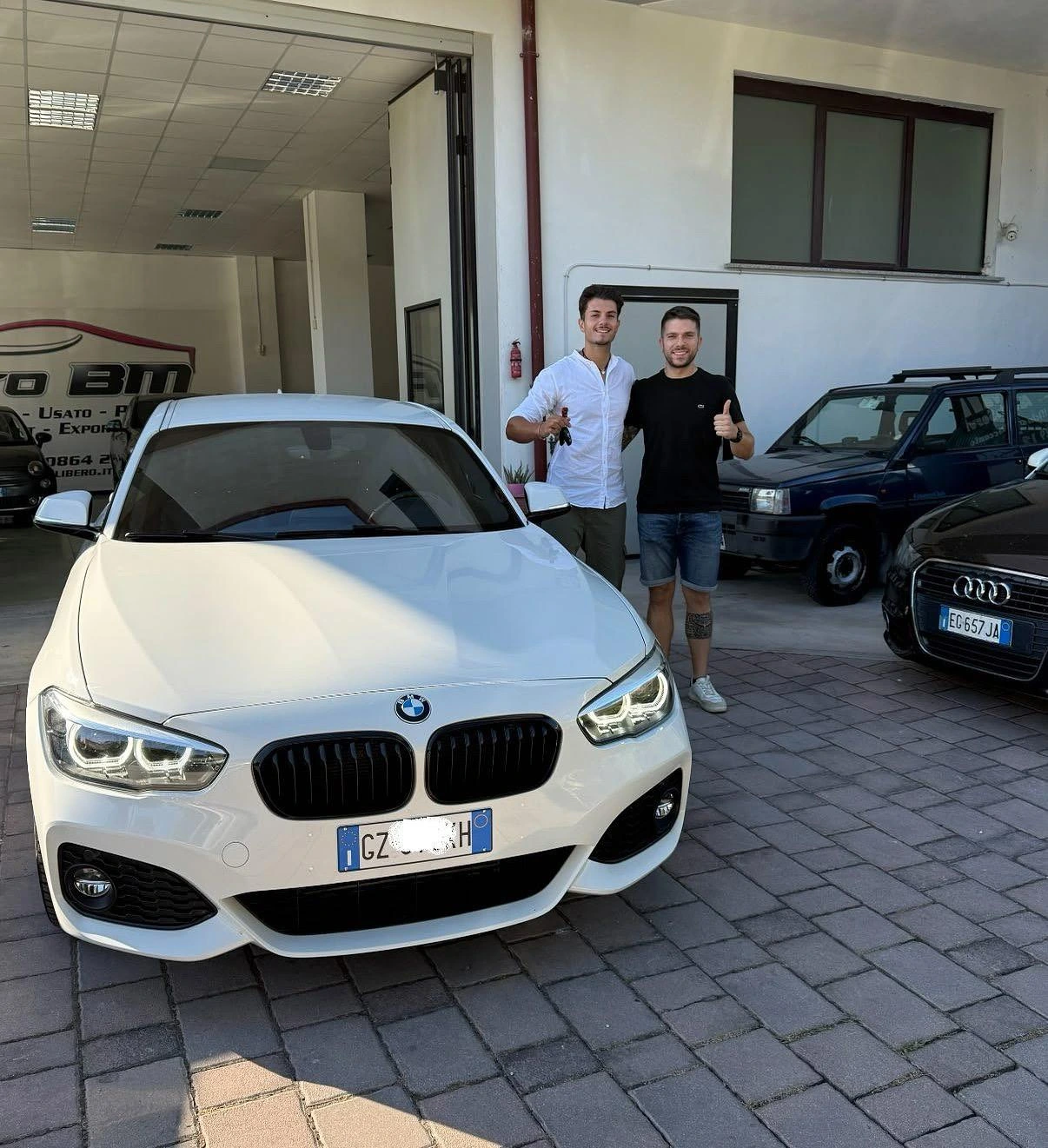 Foto con i clienti di Auto BM