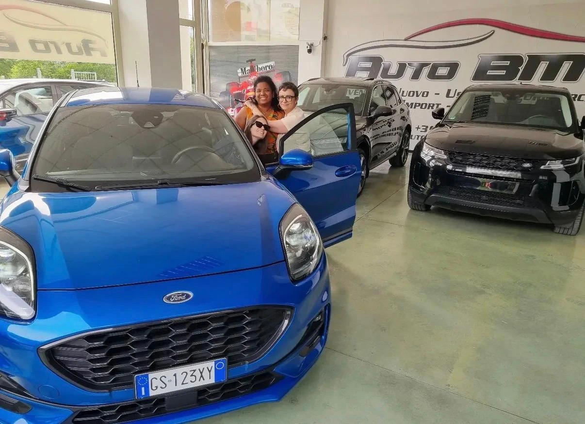 Foto con i clienti di Auto BM
